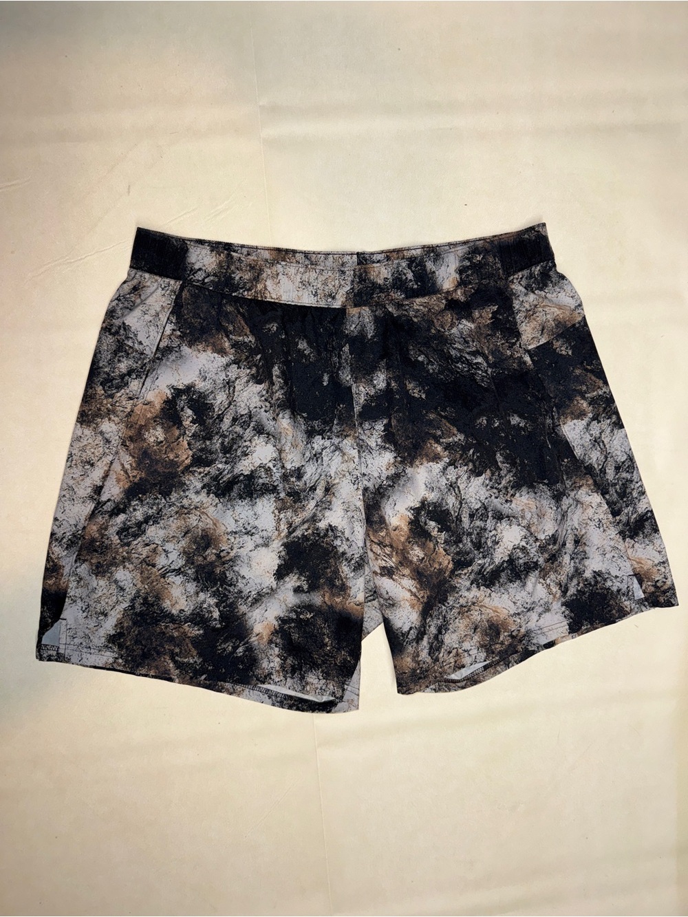Old Navy Men's Abstract Marble Print Athletic Shorts - Black & Brown